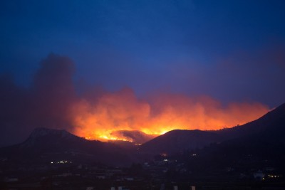 am späten Abend bot sich dann dieses Spektakel. Dort hat es dann in &quot;kleinem&quot; und weiter oben / dahinter in Richtung Sagra weitergebrannt bis heute morgen. Direkt unterhalb des riesigen Feuers sind viele Fahrzeuge von Einsatzkräften mit orangenem Warnlicht zu sehen gewesen.