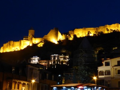 P1000911.JPG (185.07 KiB) 5183 mal betrachtet ... und der Klassiker: die alte Burg Tbilisi bei Nacht