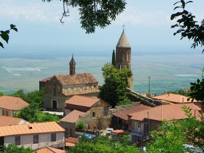 die alte Stadt Sighnaghi (nicht ganz stilecht restauriert, aber trotzdem sehr malerisch) auf der anderen Seite des Alasani-Tals