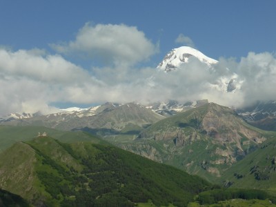 P1000755.JPG (189.99 KiB) 5182 mal betrachtet und zum Schluss der Kasbegh selbst, mit 5050 m der höchste Berg Georgiens