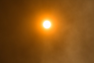 Ich kannte das schon von letztem Jahr, wo die Sonne teils gelb bis rot durch die Wolken scheint und das Gebiet darunter entsprechend in Farbe eintaucht. In Pego war es so, dass da die ganze Terasse plötzlich in einem gelben Schleier gehüllt war, sehr surreal.