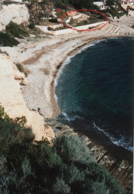 Baladrar-Bucht im Jahr 2002, rot umrandet der Standort des neuen Chiringuitos
