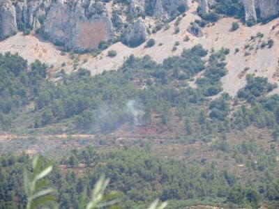 16:26 Uhr - Immer wieder kontrolliert steht ein Helikopter vor der steilen Felswand und beobachtet das Feuer