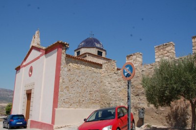Ermita mit Burgzinnen