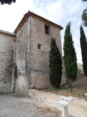 Foto: Enrique Íñiguez Rodríguez (Qoan) - eigenes Werk  | Titel: Torre del Conjurador, la única que queda del antiguo castillo de Almizra, adosada a la ermita de San Bartolomé. | Lizenz: CC BY-SA 3.0