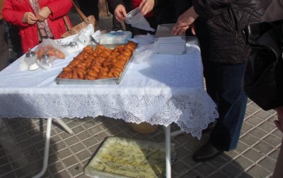 Das Warten konnte man sich mit buñuelos versüßen