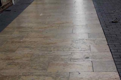 das schöne, glatte Pflaster