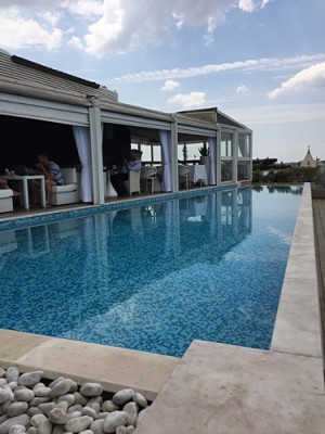 image.jpeg (109.48 KiB) 4739 mal betrachtet ... unser bescheidener Hotel-Pool im 5. Stock ...