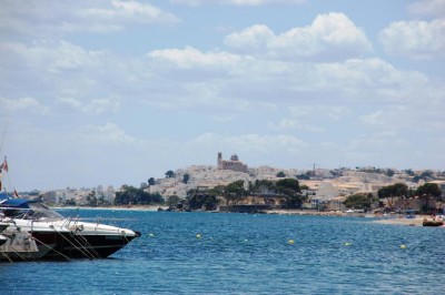 vom Hafen hat man ein herrlichen Blick auf Altea mit<br />der Wehrkirche Nuestra Señora del Consuelo