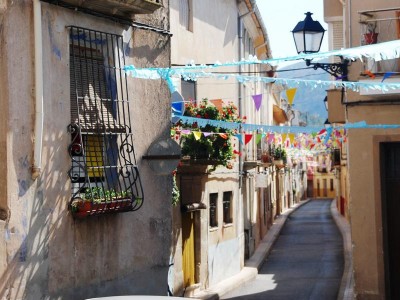 festlich geschmückte Gasse in Benasau