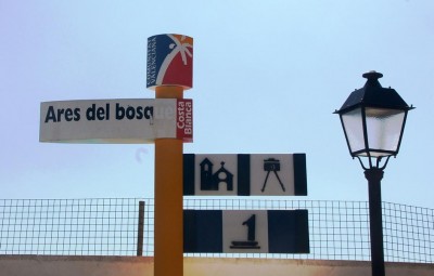 auch im Ortsteil Ares del Bosque spricht man lieber Valenciano,<br />verändertes Hinweisschild