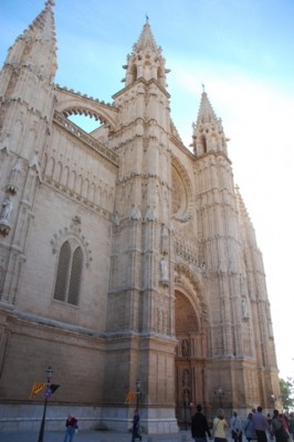 9 - Kathedrale in Palma.JPG (117.84 KiB) 6720 mal betrachtet Kathedrale in Palma
