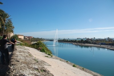 10 - vor der Kathedrale.JPG (124.33 KiB) 6720 mal betrachtet Vor der Kathedrale in Palma, ein fantastischer Blick aufs Meer.