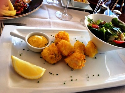 Hauptspeise:<br />Tempura von Kabeljau an Safransoße und Salat