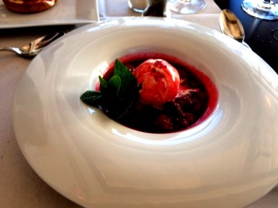 Dessert: <br />Himbeeren "La Bohème" mit Vanilleeis