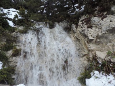 Immer wieder plätschert Wasser die Felsen am Straßenrand hinunter