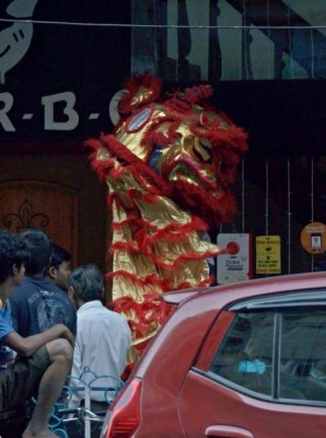 K640_DSC03453.JPG (86.35 KiB) 6009 mal betrachtet Junge Burschen zogen mit Trommelwirbeln mit dem Drachen von Restaurant zu Restaurant.