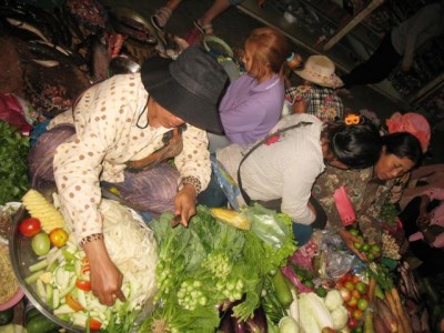 IMG_9228 auf dem Markt wird aus sortiert und gebündelt.JPG (62.39 KiB) 4595 mal betrachtet Psar Chas: Hier wird (aus-) sortiert, gebündelt