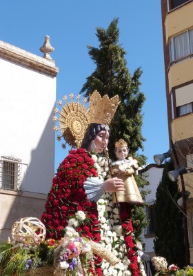 Maria hat ihren Blumenmantel