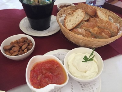 IMG_5206.JPG (123.82 KiB) 1821 mal betrachtet Los ging es mit Brot, Ajioli, Tomatenjus<br />und gesalzenen Mandeln