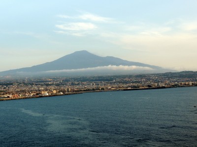 Bereits von Weitem erhebt sich der Ätna über Catania.