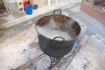 In diesem Bottich siedet das Fleisch in der Brühe.