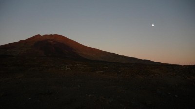 Langsam hüllt die Nacht die Insel ein.