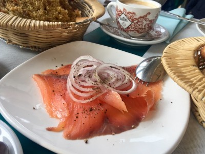 Lachs mit Zwiebeln