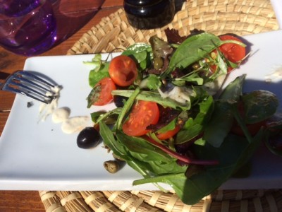 Der Rucola-Salat mit Kapern. Sardellen und Kerbelsprossen war sehr lecker, <br />hier leider schon in angenagtem Zustand.