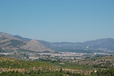 Blick vom Castillo de Penella: Cocentaina inmitten von Oliven- und Mandelhainen, über der Stadt die Burg
