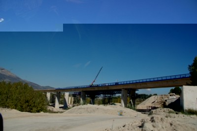 Rechts neben der neuen Brücke befindet sich eine schöne, alte &quot;Casa rural&quot;. Wer, glaubt ihr, möchte dort noch seinen Urlaub verbringen?