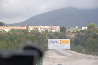 Auf diesem Bild sieht man eine spanische Wohnsiedlung, gerade fertig gestellt, kurz bevor der Autobahnbau losging. Was denken die Bewohner, die hier ihr Geld investiert haben?
