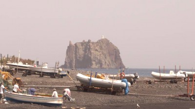 Der Strand von Stromboli mit dem unbewohnten Inselchen Strombolicchio.