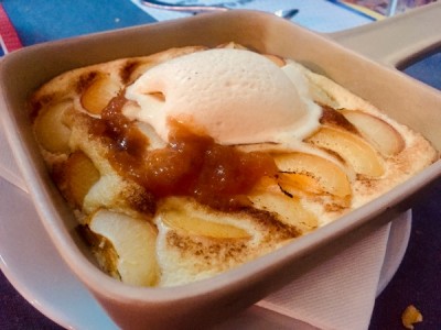 Tarta de almendros y albaricoque con helado de vanilla