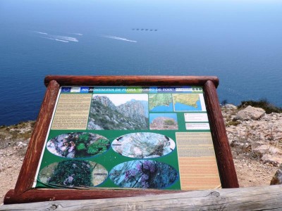 Microreserva de flora, hinter dem Schild eine Fischfarm