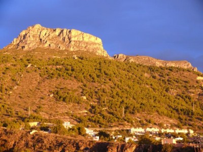 Dein Bild zeigt nicht die Sierra Bernia, sondern den Olta, hier im Abendrot