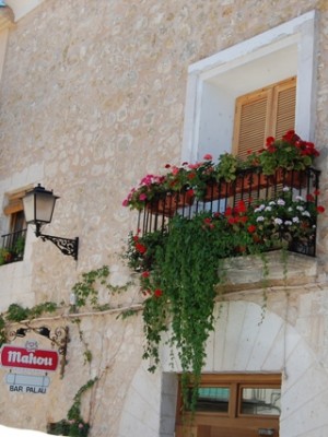 A-Dörfliche Mallorquinas Festland.JPG (148.71 KiB) 14348 mal betrachtet Mallorquinische "Persianas" aus Holz an einem Balkon
