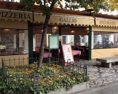 In der Bib-Rambla steht schon der Baum - ich hoffe mal, der wird noch geschmückt