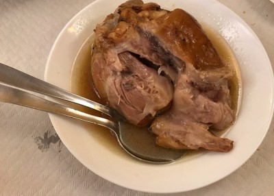 eine Schweinshaxe für 2, eigentlich zu viel, aber man zwingt sich halt ;-)