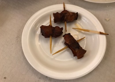 IMG_3093.JPG (69.79 KiB) 3145 mal betrachtet Datteln im Speckmantel, eine konnte wieder nicht auf den Fotografen warten...