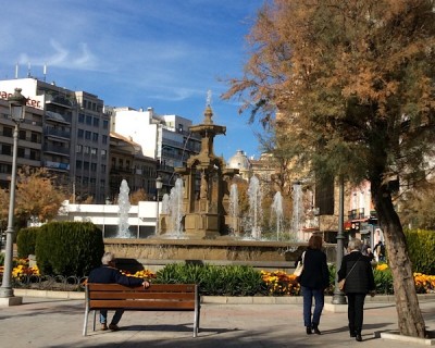und nun strahlt er im Sonnenlicht, der Brunnen an der Puerta Real