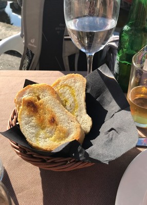 ... lecker getoastetes frisches Weißbrot ...