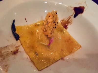 IMG_9529.JPG (80.28 KiB) 3479 mal betrachtet 2. Gang: Hausgemachte Tortellini mit konfitiertem Lamm und Riccota, serviert mit Butter, Salbei und Parmesan