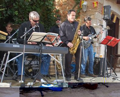 Hans Hieser (Big Jack, Keyboard), Ralf Titze (Drums), Gerdi Gerhardt (Bass), John Mowton (Gitarre) und Pablo (Saxophon) - spielen mit Leidenschaft Rock'n Roll, Blues, Country &amp; Folk.