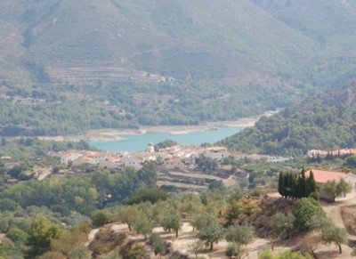 Der Stausee von Guadalest am 13.9.2009. Man sieht deutlich wie der Wasserspiegel im Laufe des Sommers gesunken ist.