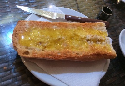 Nein, das ist kein Honigbrot, das ist mein Olivenöl-Frühstücksbrot!
