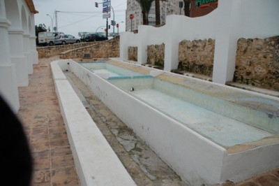 Lavadero Calpe - auch hier wieder die abgeschrägten Wände.JPG (131.28 KiB) 7576 mal betrachtet Die ausgegrabenen Waschbecken - auch hier wieder die typisch schrägen Wände
