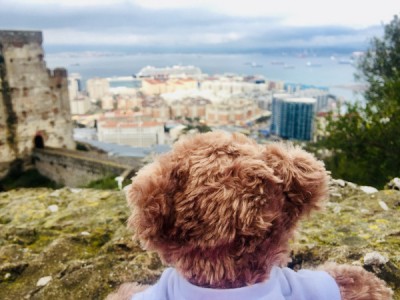 ... mit Blick auf die Bucht von Gibraltar