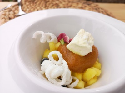fOODBAR nACHSPEISE mENÜ.jpg (124.48 KiB) 2757 mal betrachtet Nachspeise: Ananas mit Sorbete de Nisperos und "Marshmallows" de Naranja