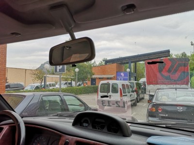 Nach einer Stunde Wartezeit noch immer eine lange<br /> Schlange in Doppelreihe vor uns.